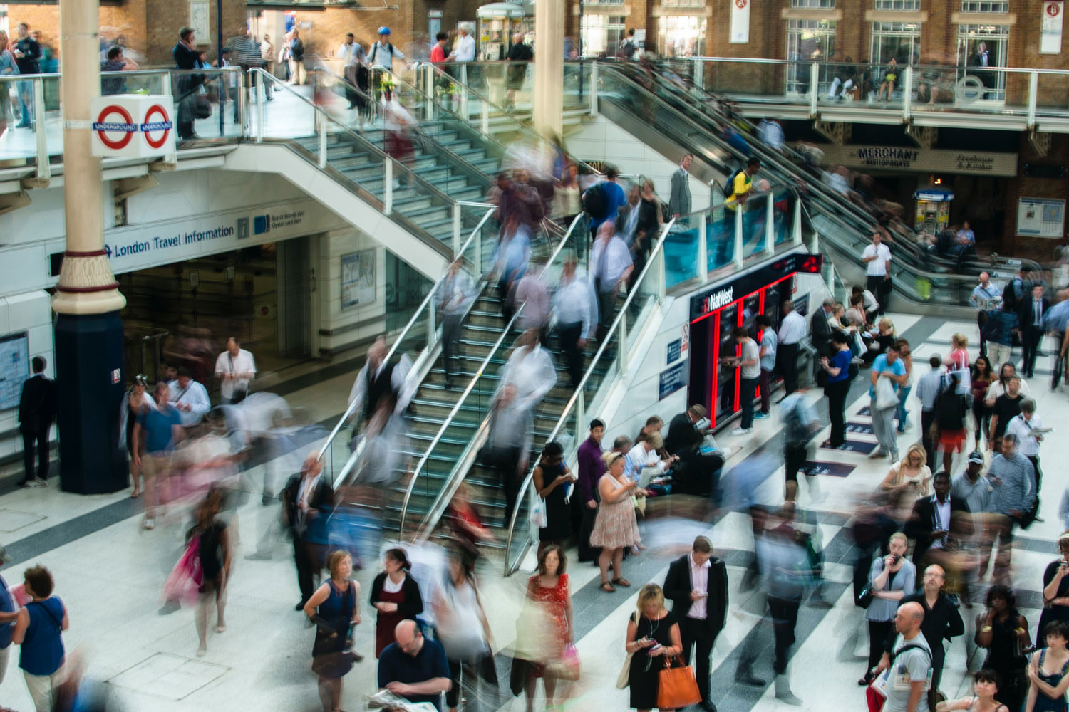 busy-train-station-london-underground-marketing-retail-0016.jpg