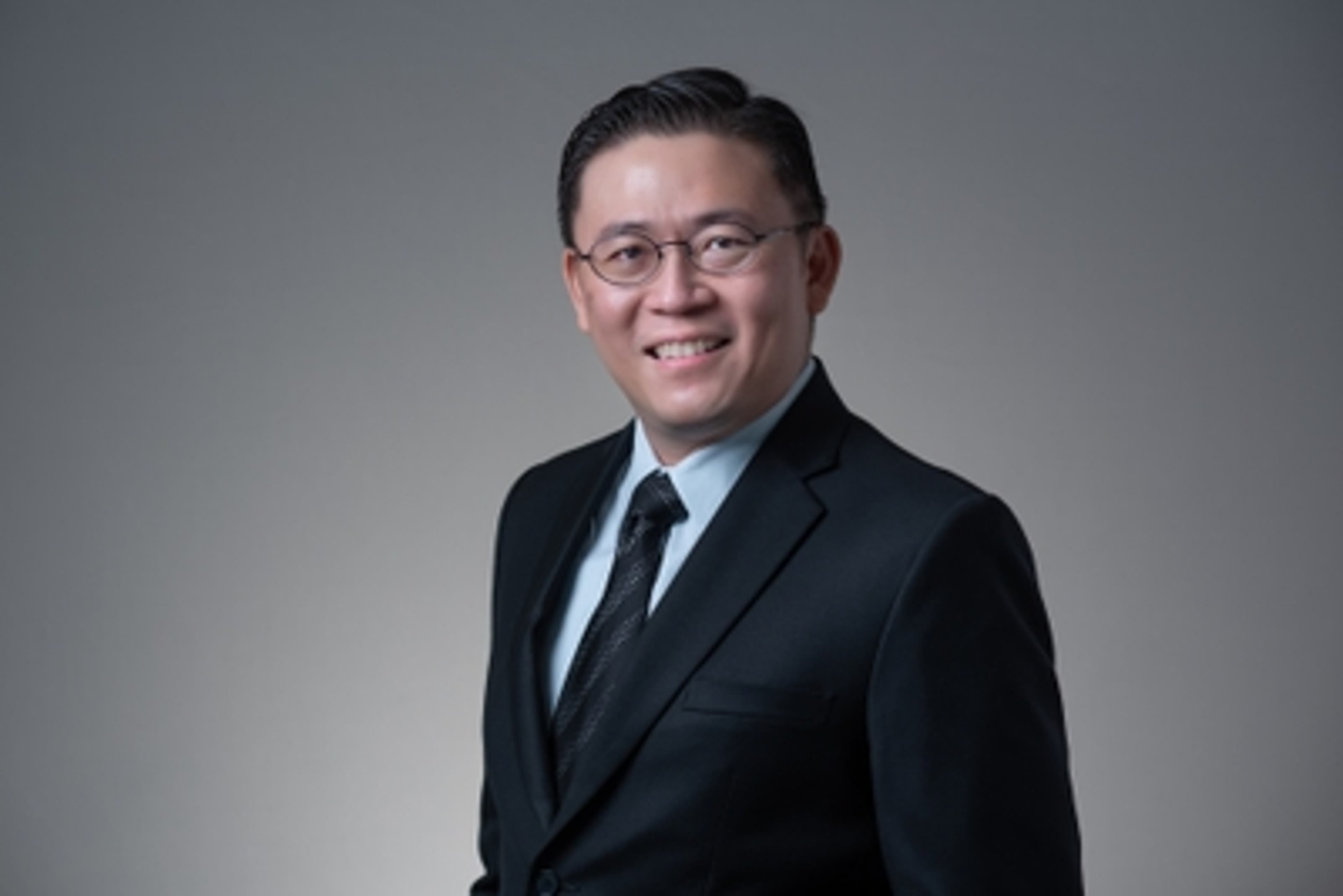 headshot of Steve Tan