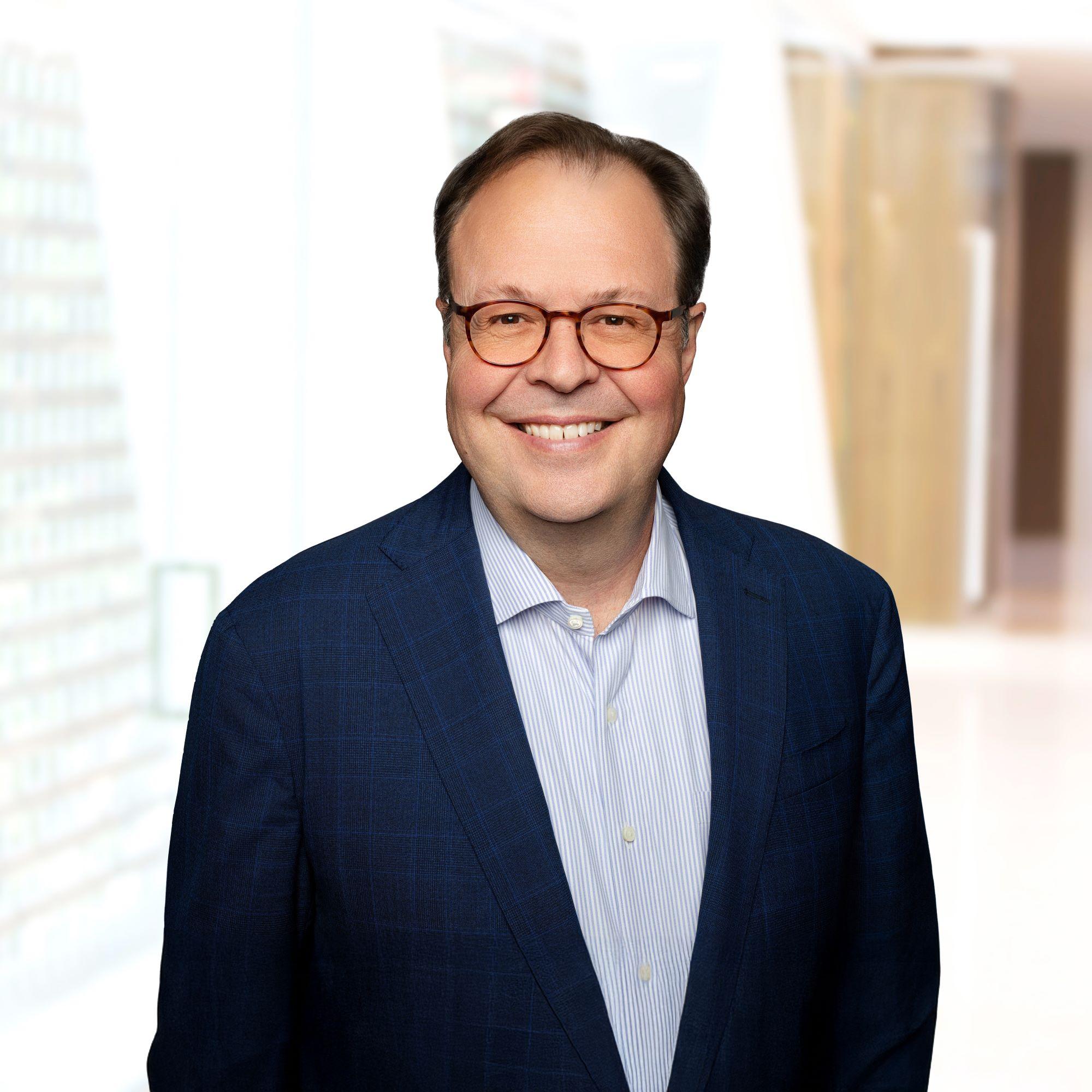 headshot of Carl Hahn