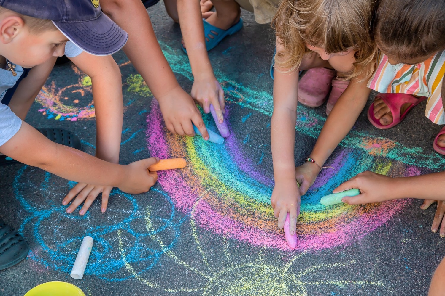 children-chalk-drawing-childrensprivacy-21524.jpg