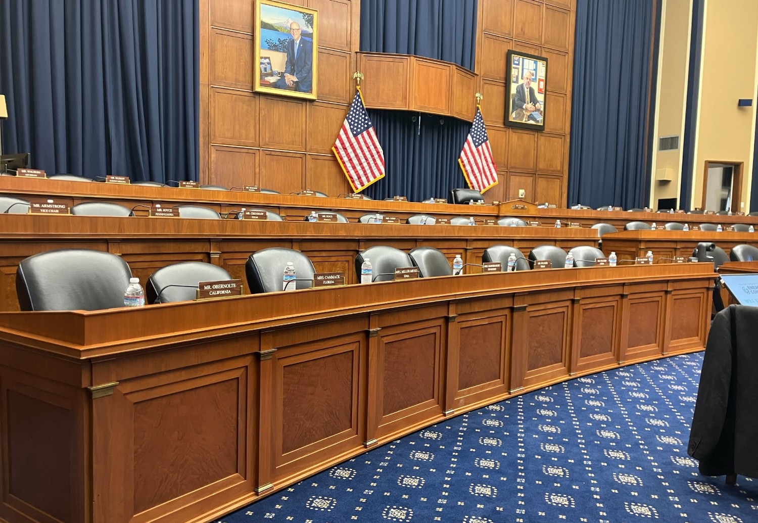 empty-conressional-hearing-room-us-law-270624.jpg