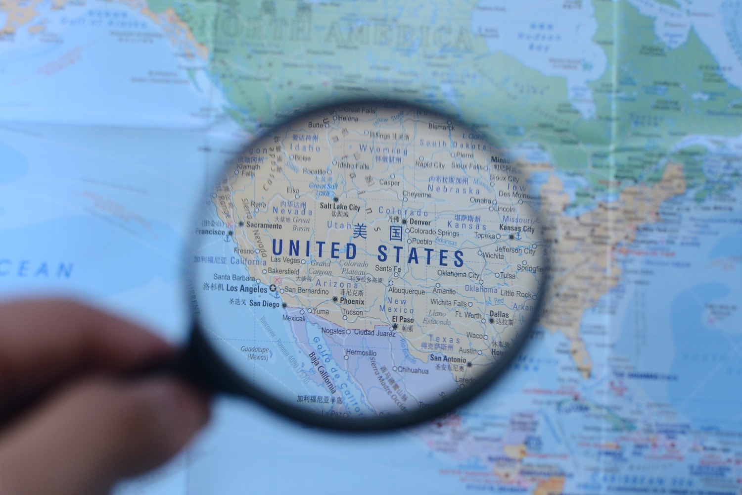 map-through-magnifying-glass-us-07012572.jpg