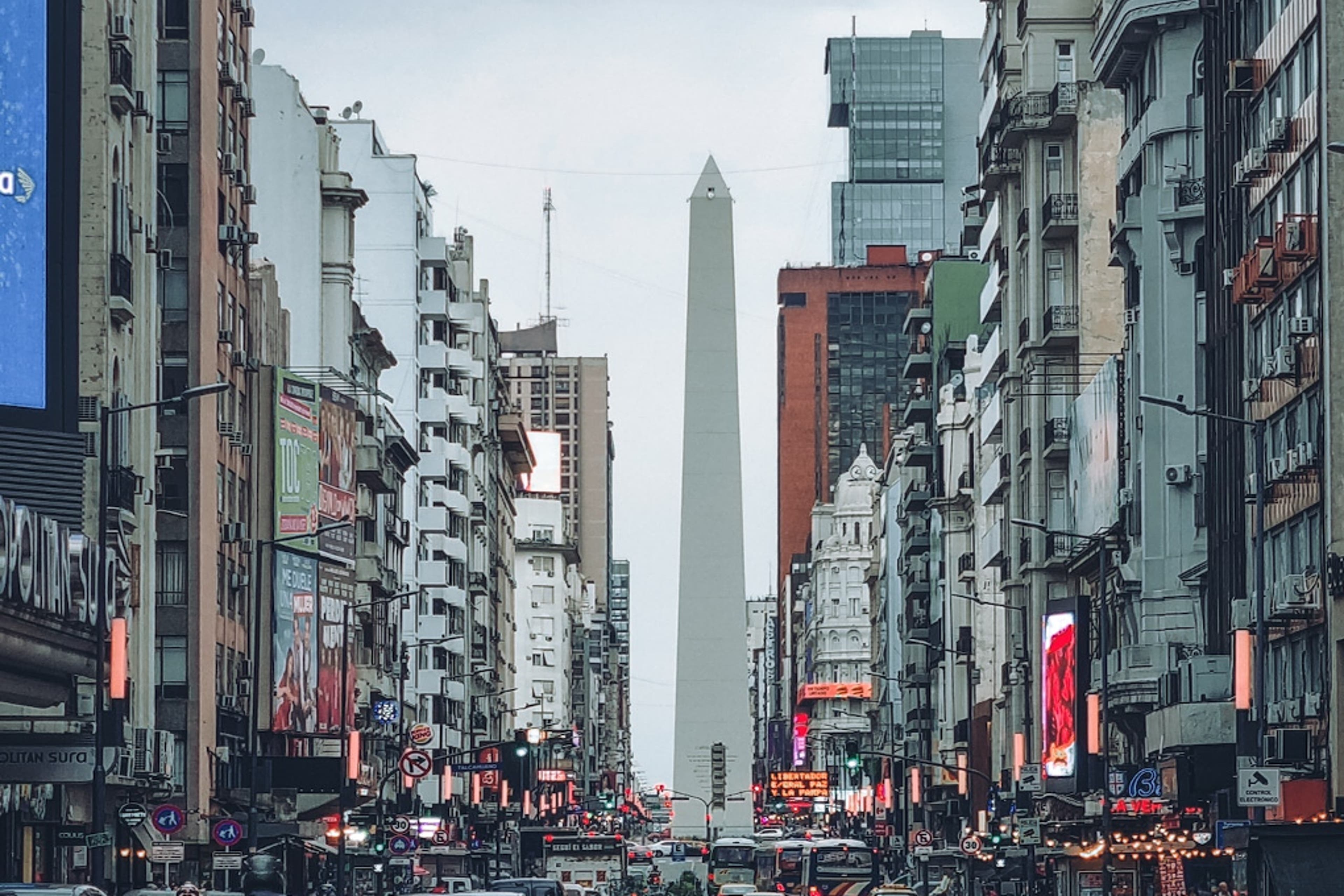 buenos_aires_street_buildings-latam.png