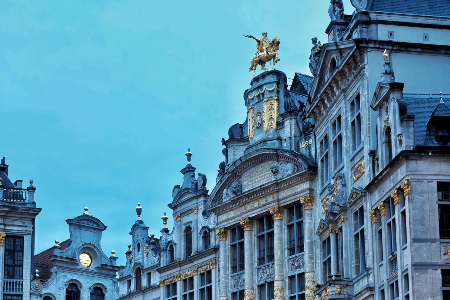 brussels-buildings-statue-europe-013025.jpg