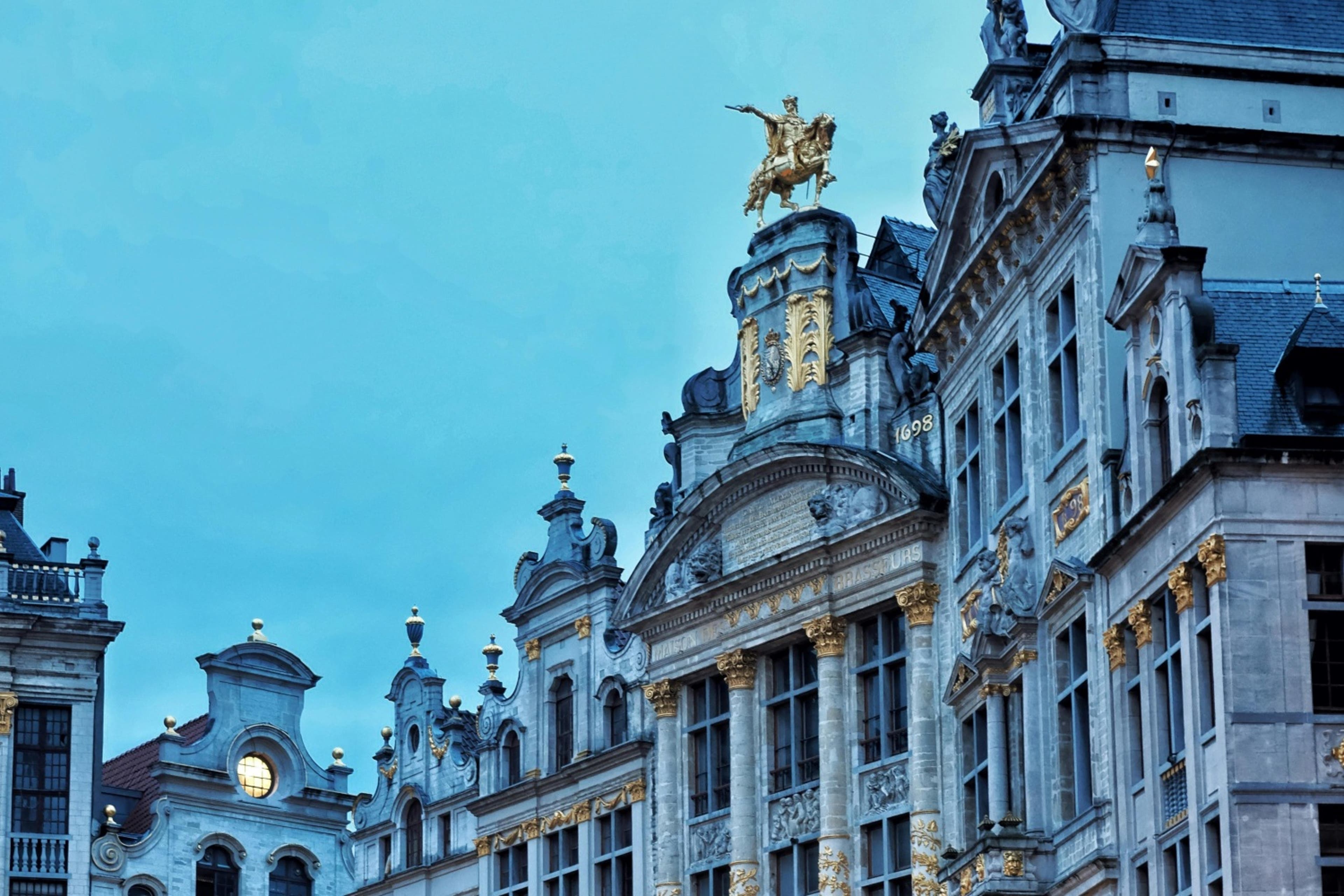 brussels-buildings-statue-europe-013025.jpg