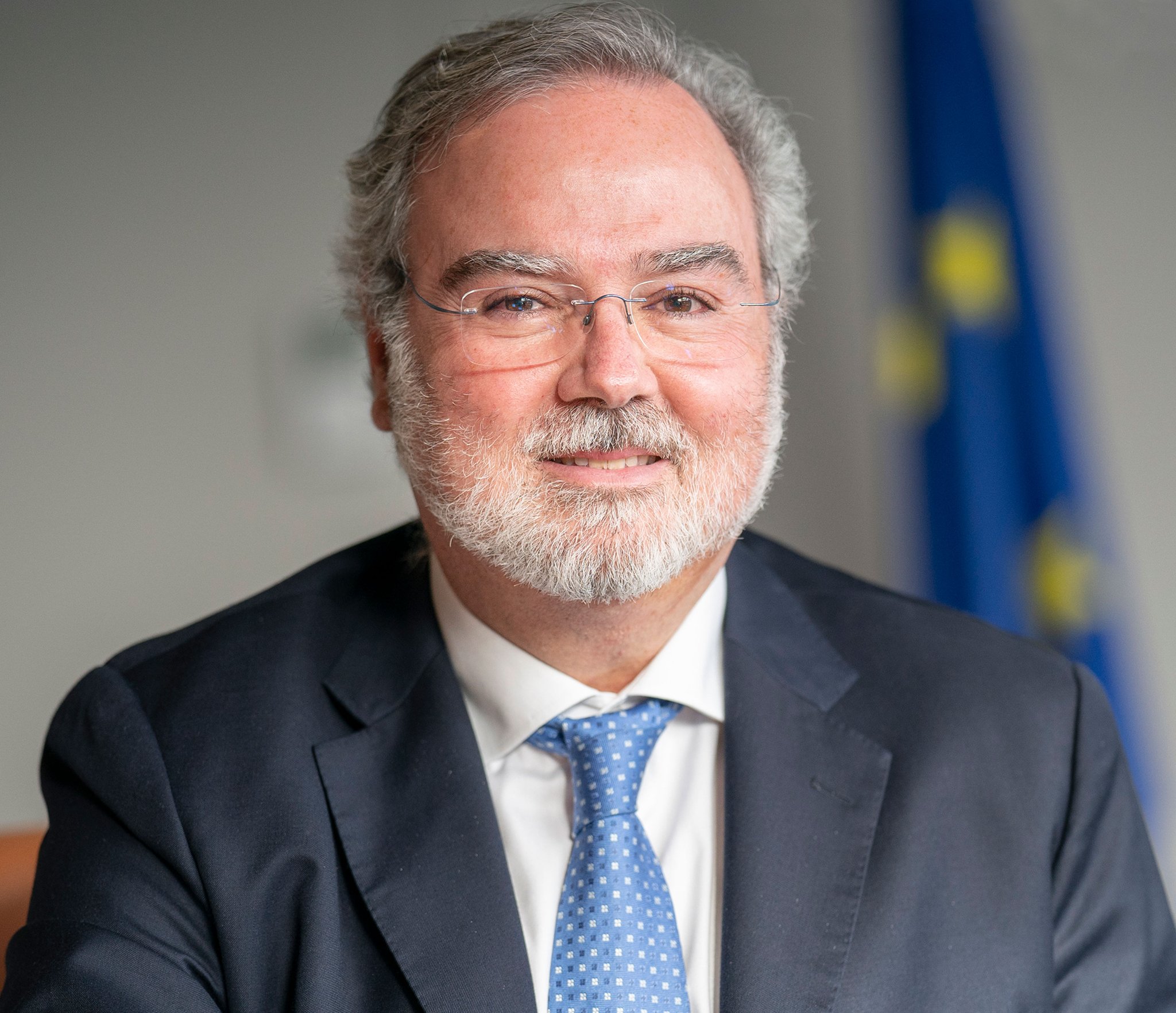 headshot of Leonardo Cervera-Navas