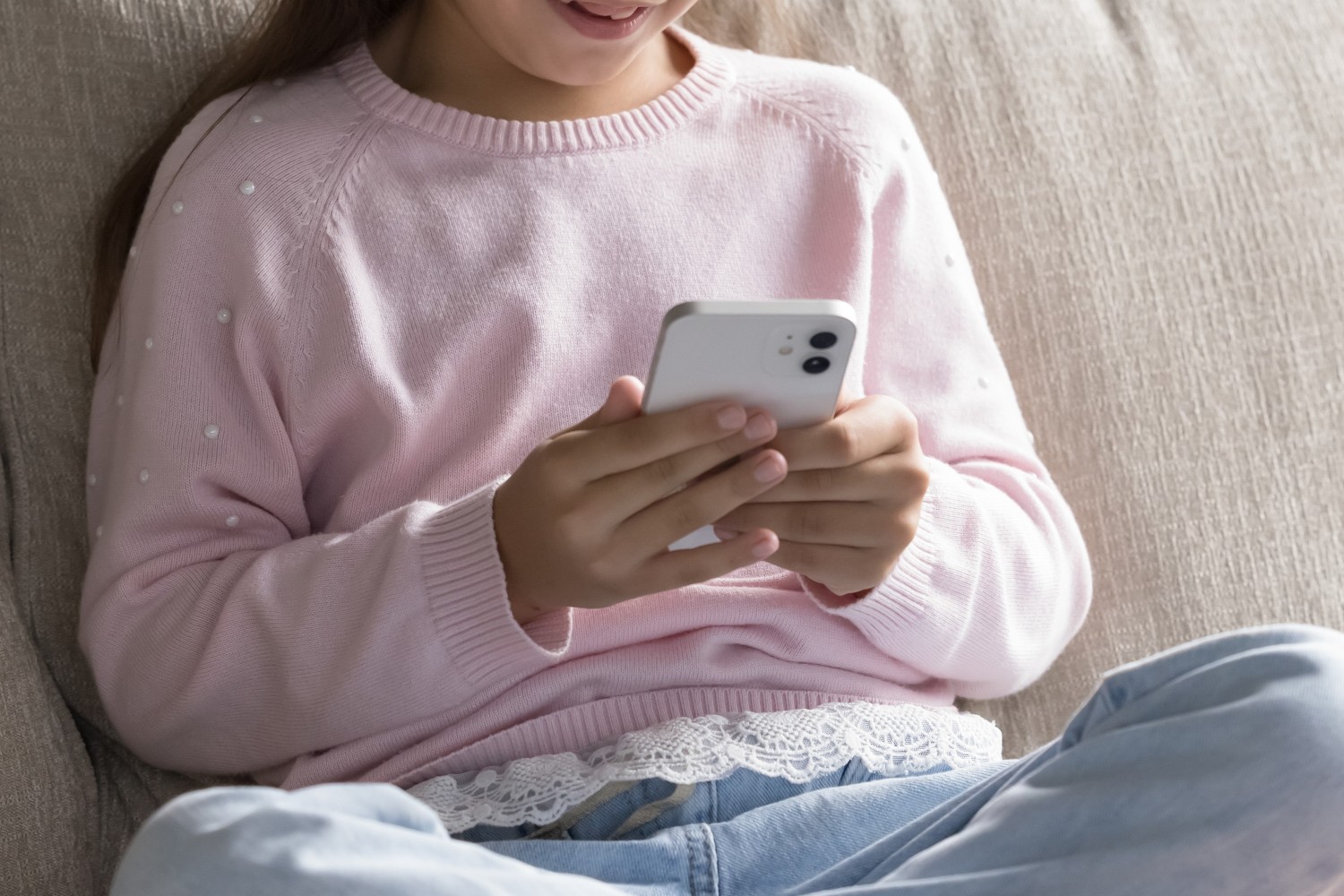 girl-holding-phone-childrensprivacy-012926.jpg