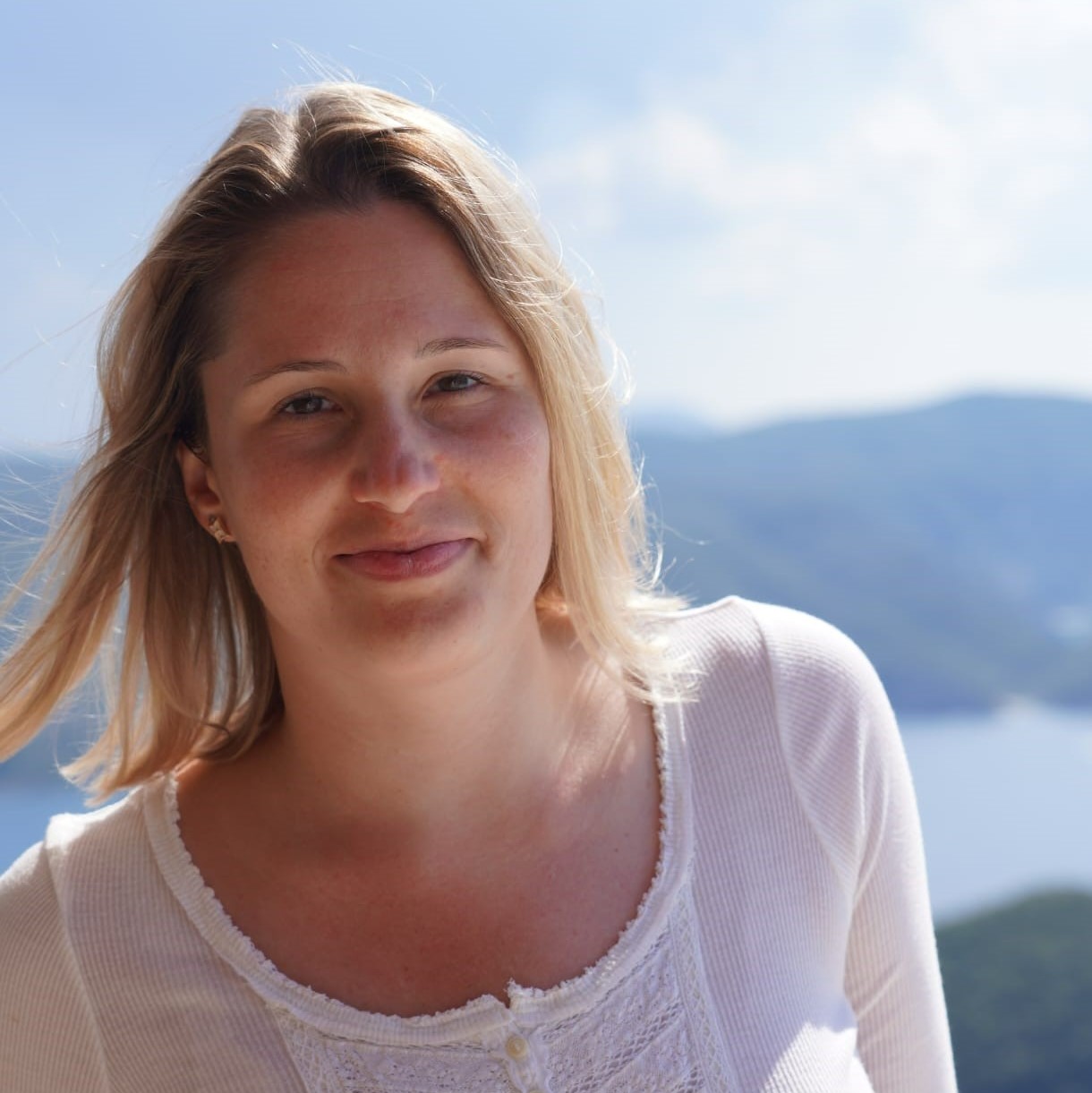 headshot of Jasmien César