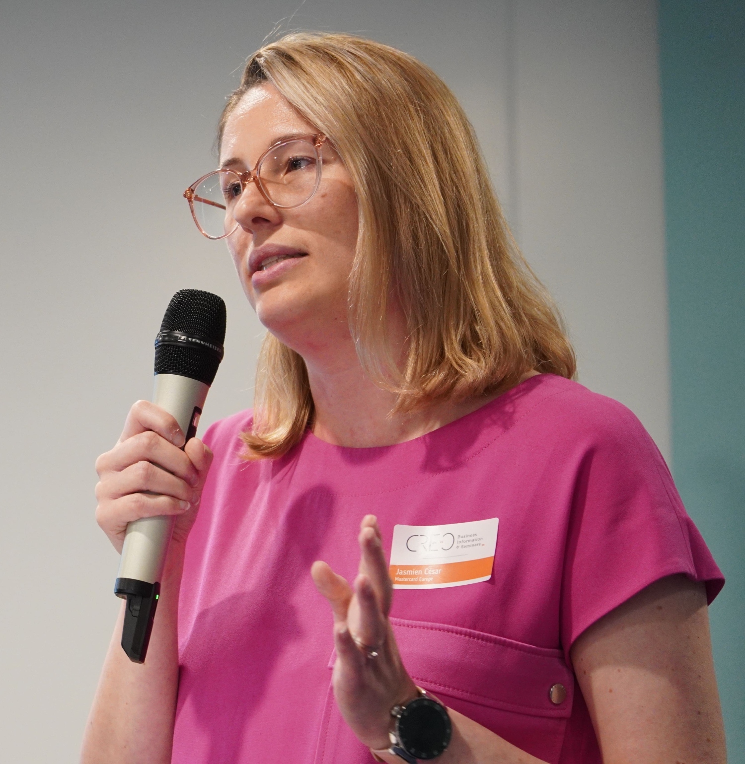 headshot of Jasmien César