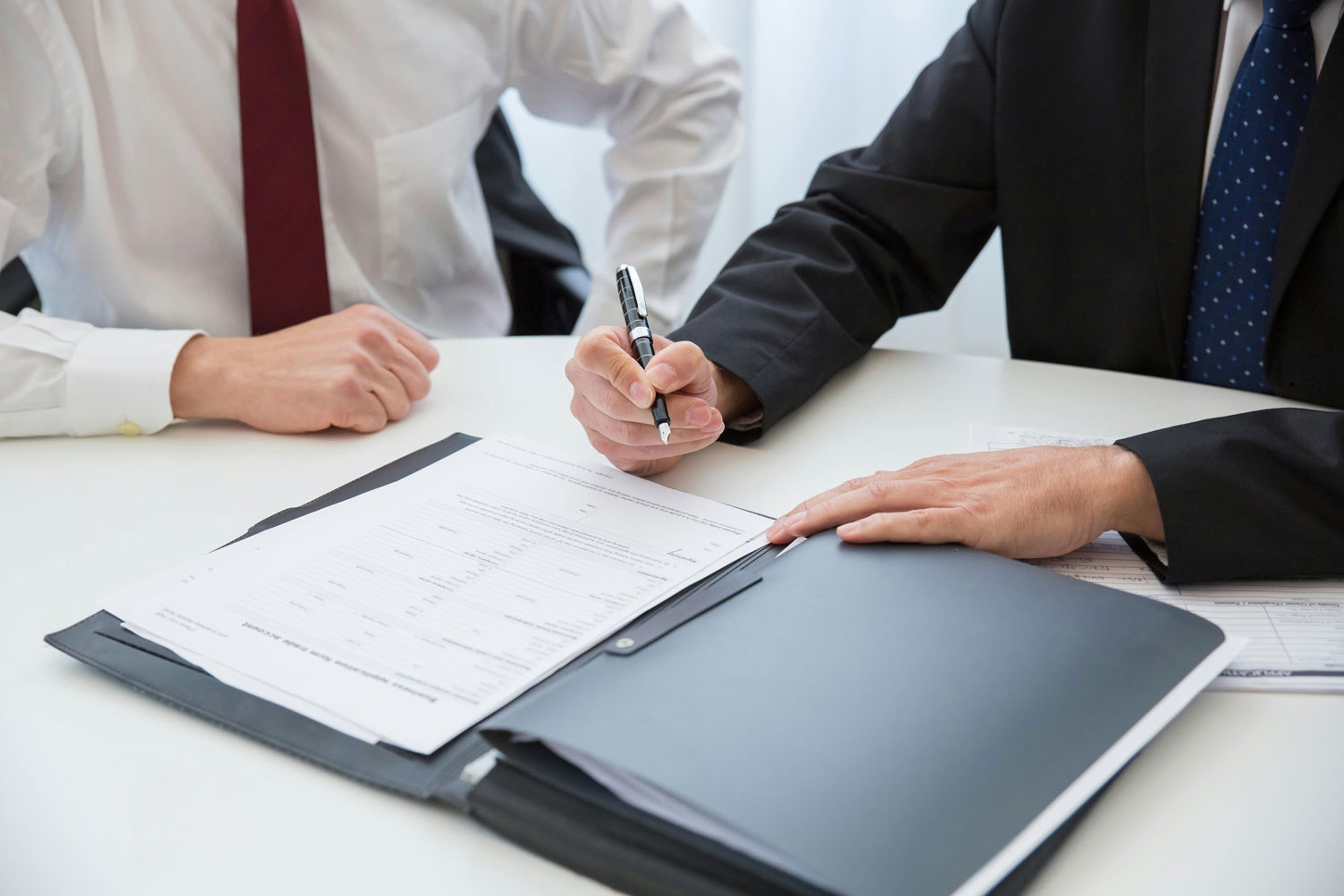 men-signing-documents-table-privacy-business-0018.jpg