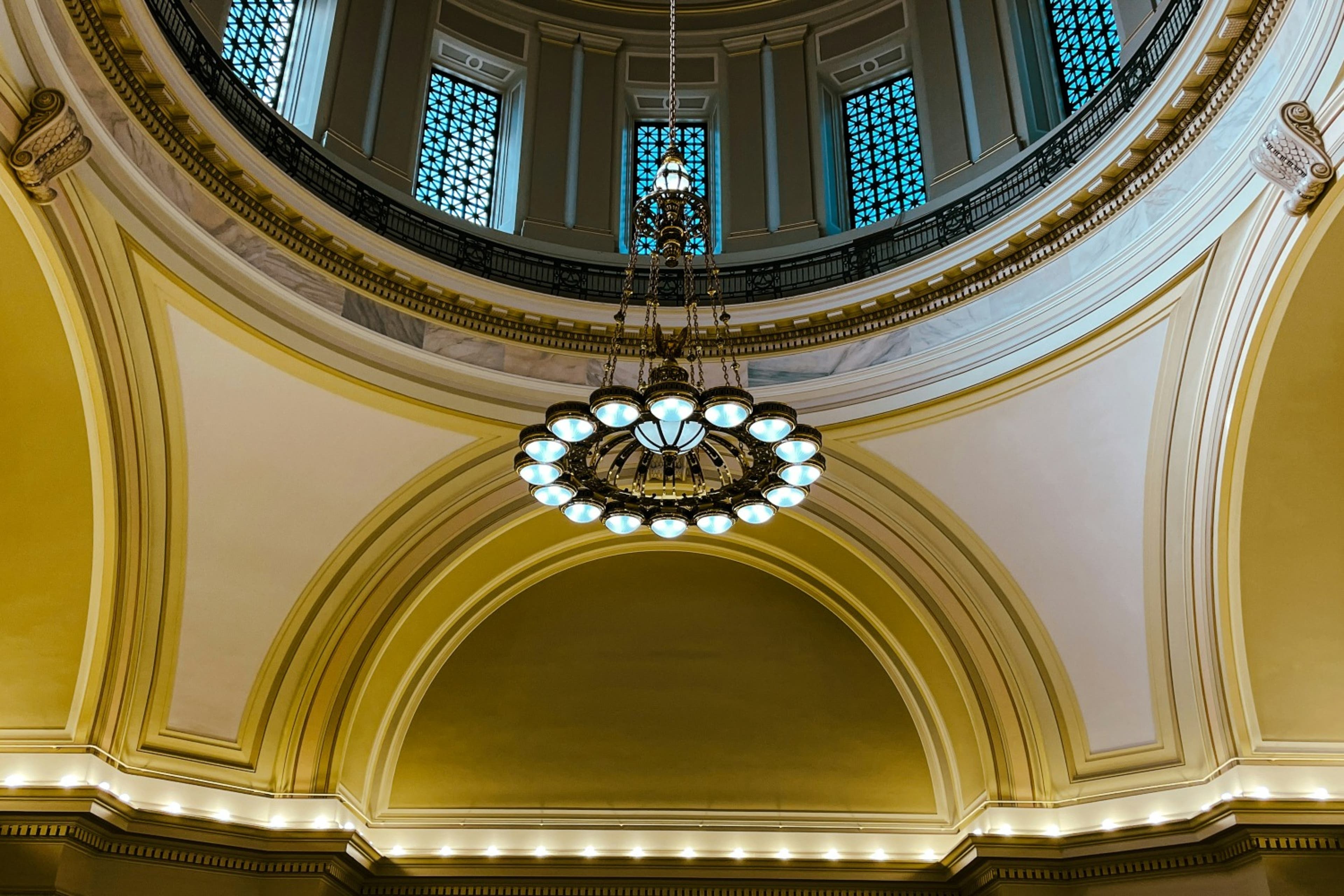 arkansas-littlerock-capitol-chandelier-us-111124.jpg