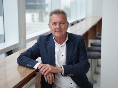 headshot of Peter Leonard