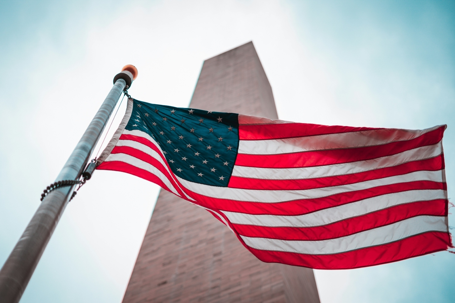 US-flag-washington-monument-US-41024.jpg