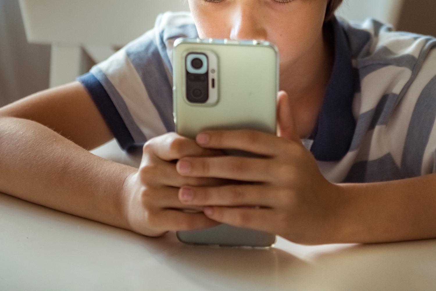boy-holding-phone-childrensprivacy-092425.jpg