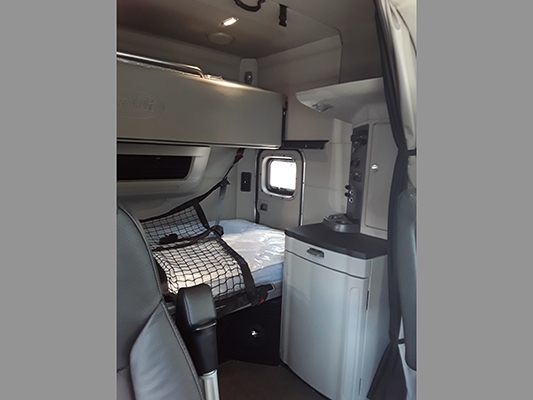 Peterbilt truck dual-bunk sleeper cab