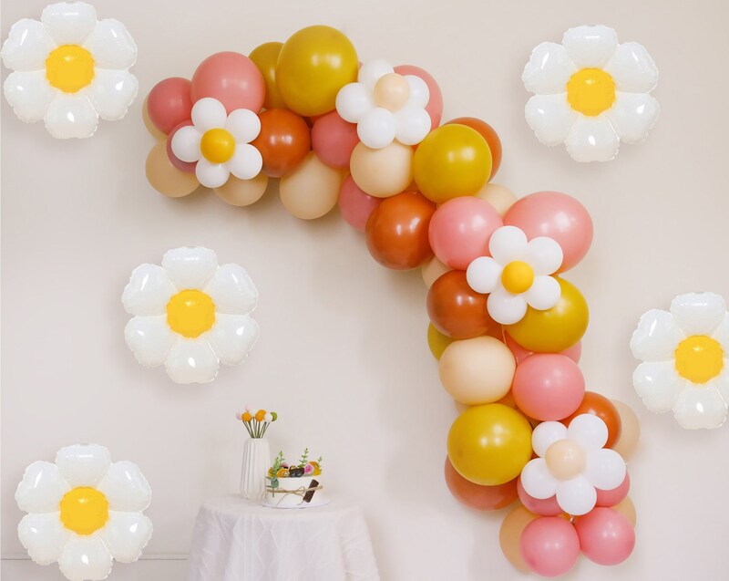 retro daisy balloon arch