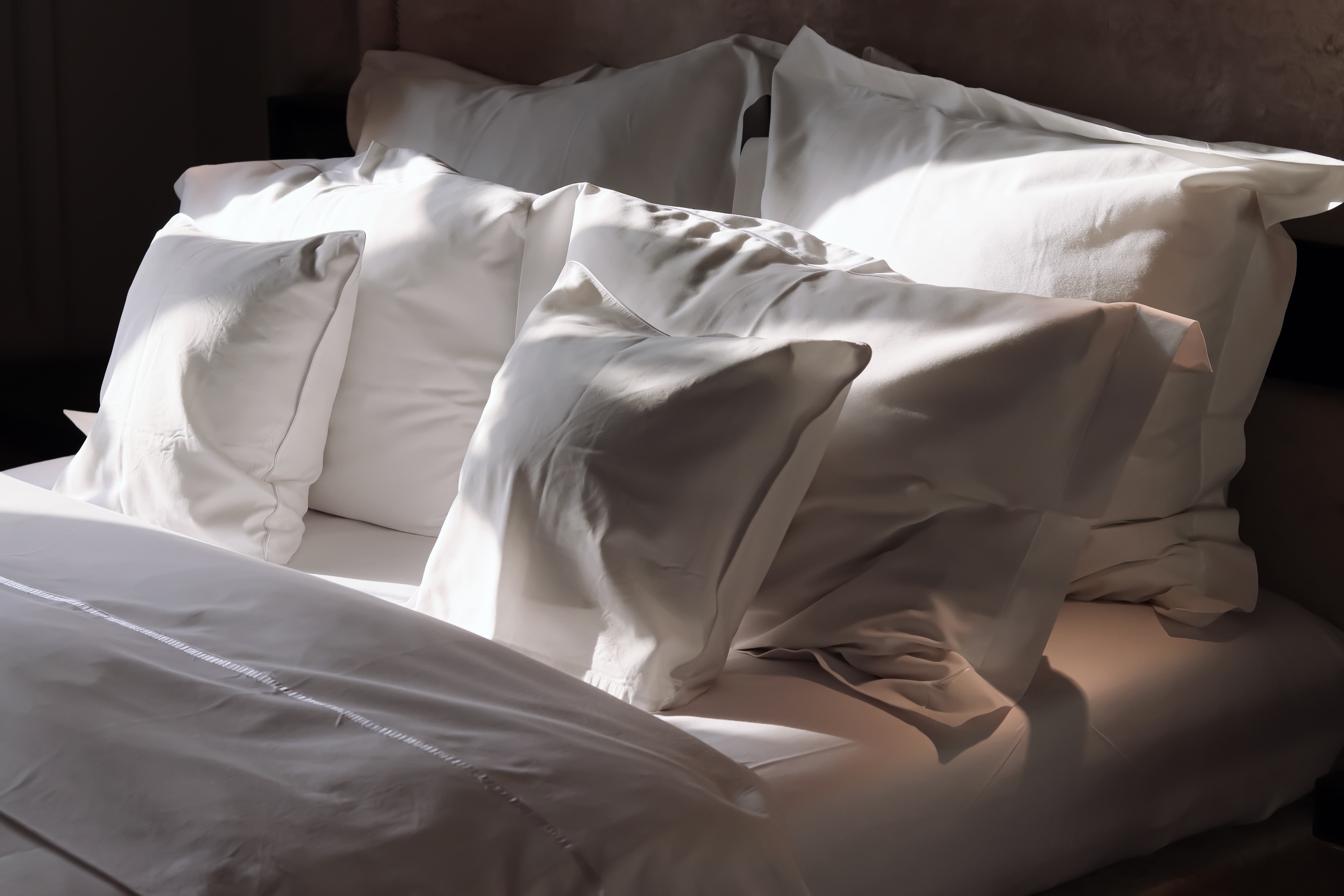 5 Reasons Why You Should Avoid Sleeping on a Cotton Pillowcase