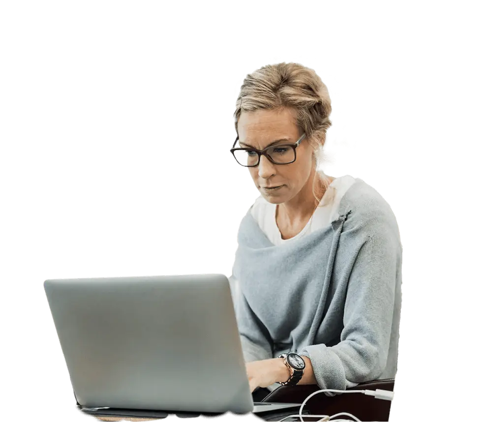 Eine berufstätige Frau mit Brille bereitet die Matching- und Recruiting-Plattform von Indeed vor, um die nächste Stelle zu besetzen.