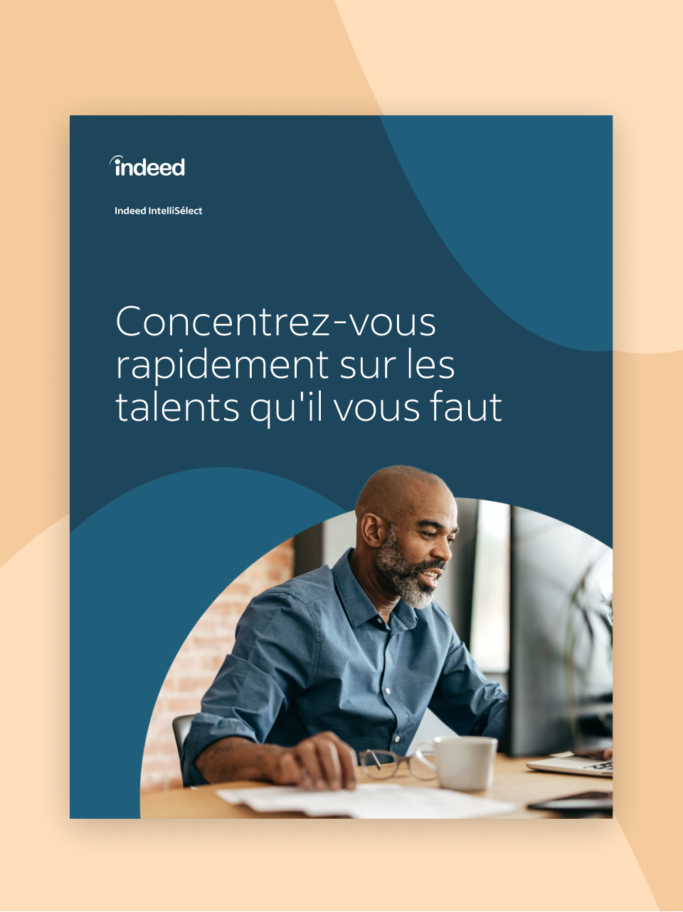 Couverture d'un document montrant un recruteur travaillant à son ordinateur