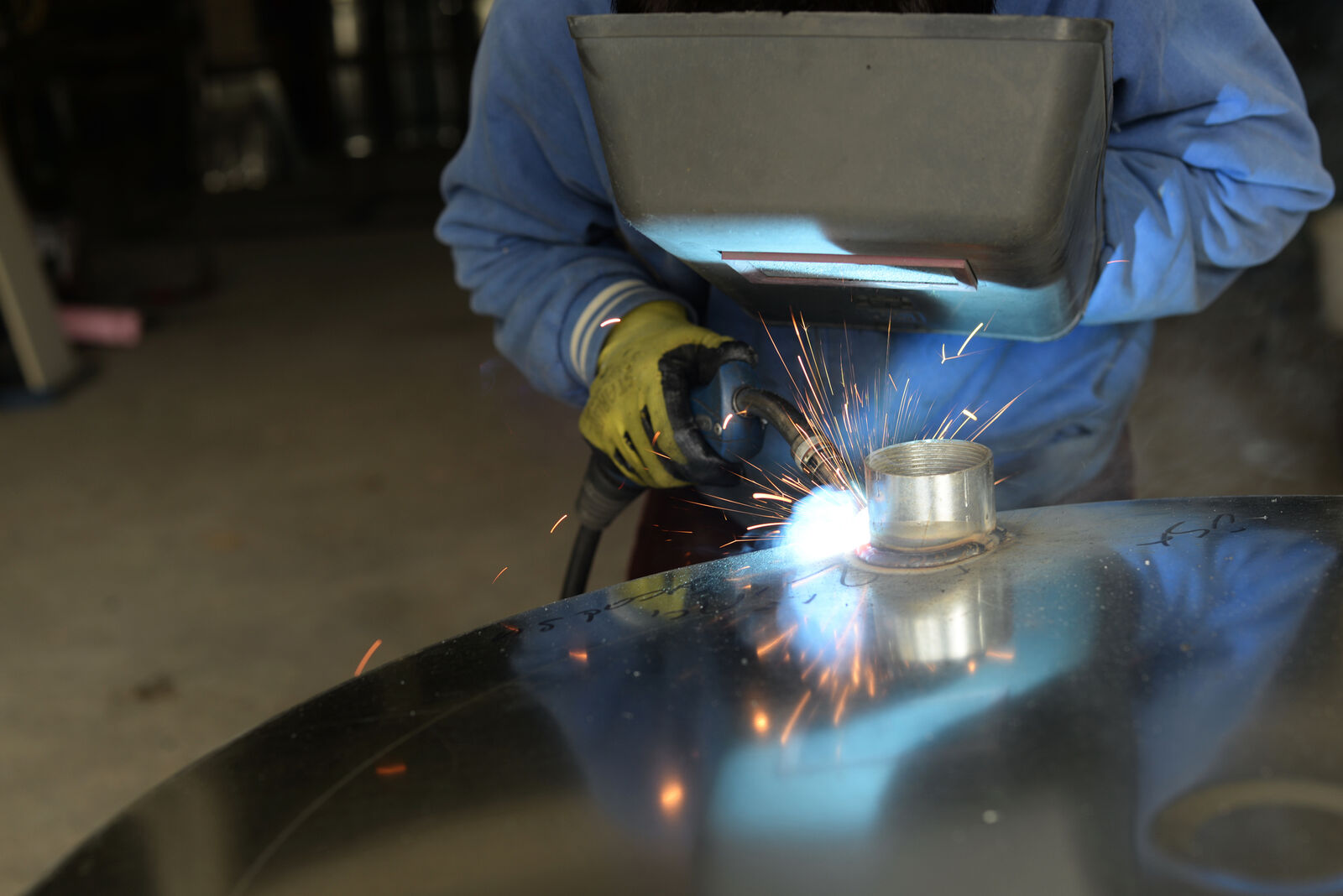 welder-welding--heat-temperature-protective-gear-maintenance-construction-medium.jpg