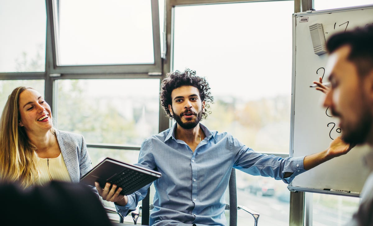 Les élèves écoutent leur professeur pendant un cours d'anglais CPF