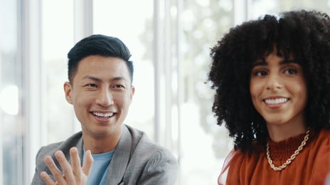 Deux employés discutent avec leur chef en français lors d'une réunion après avoir suivi des cours de français en entreprise avec Berlitz France.