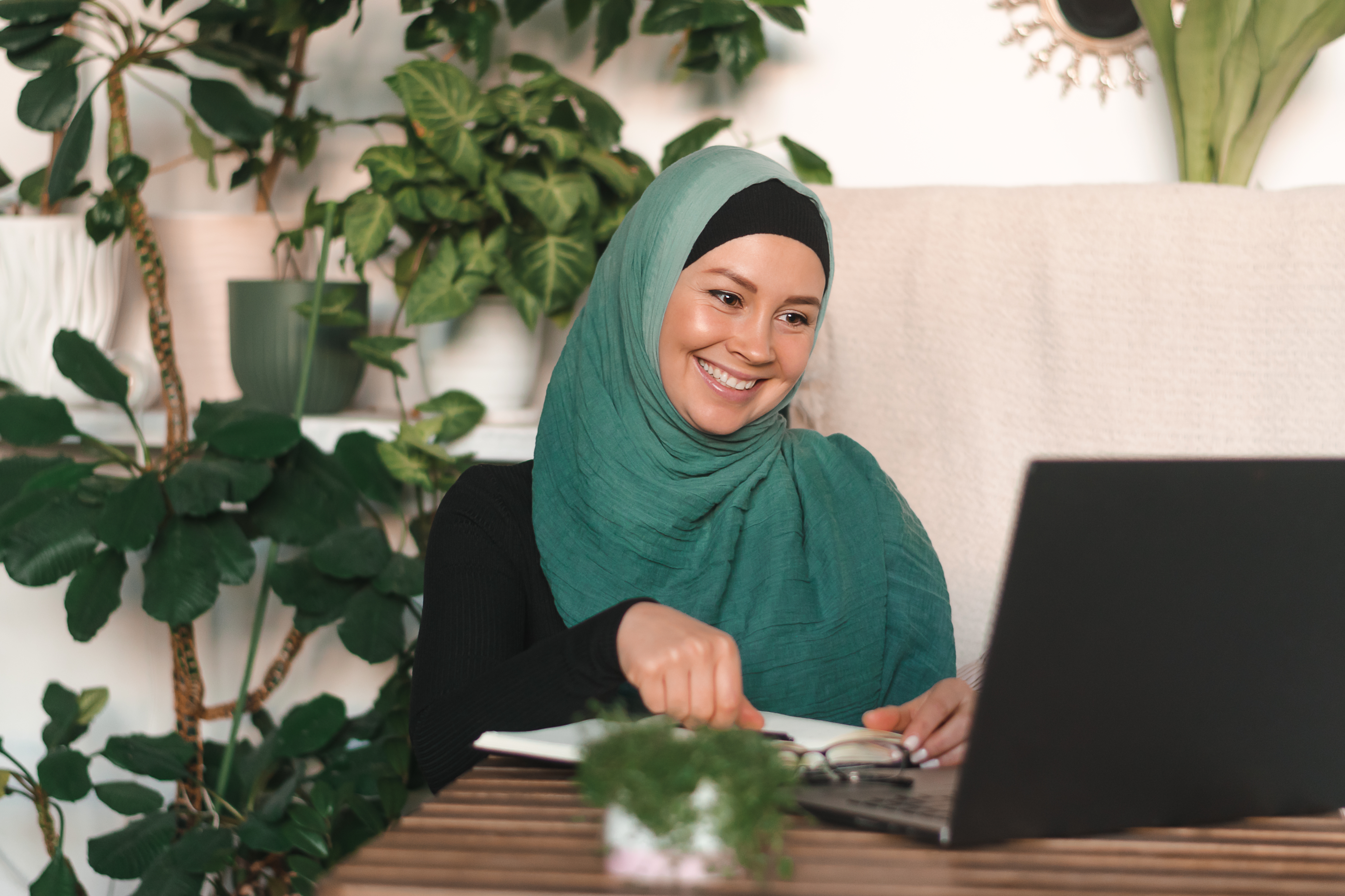 Woman exercising her grammar skills online with Myberlitz Grammar Tutor