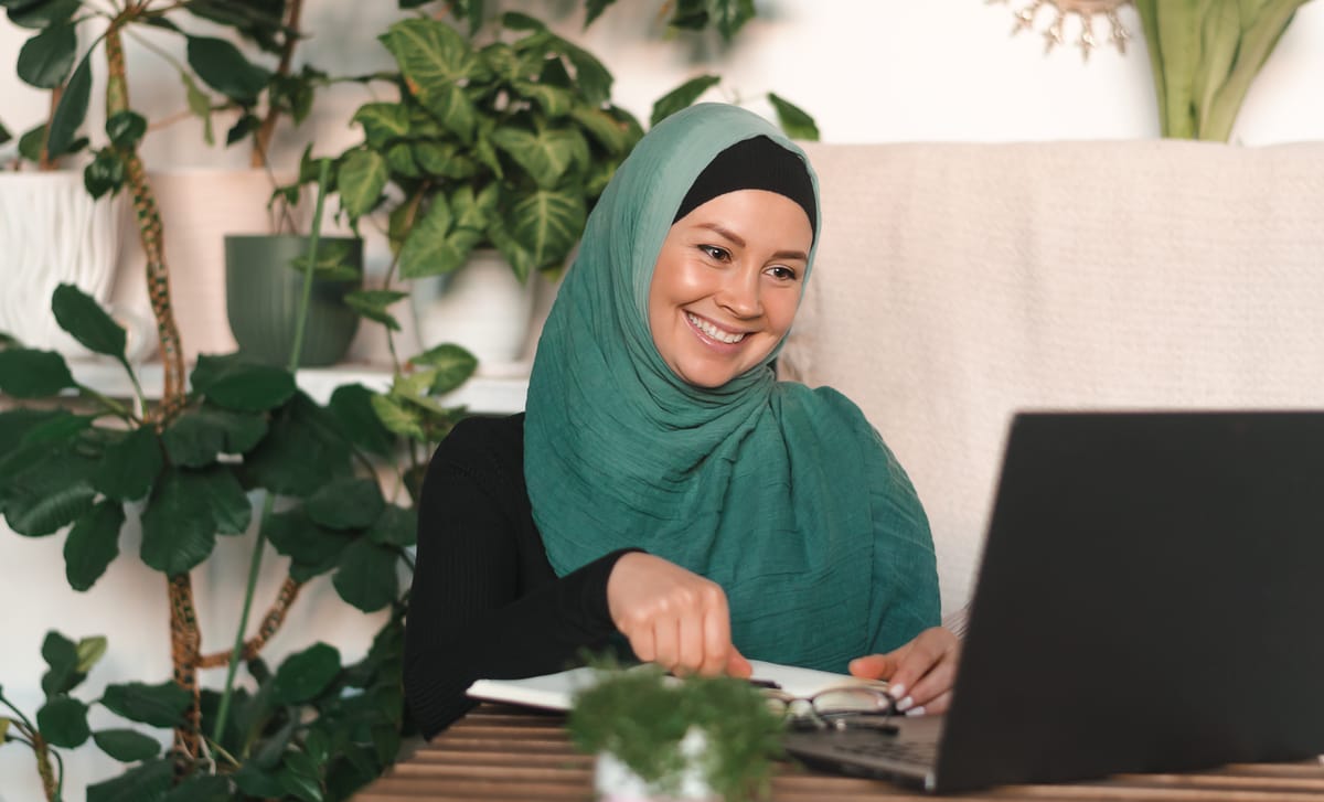Woman exercising her grammar skills online with Myberlitz Grammar Tutor