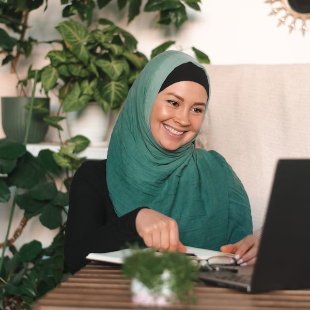 Woman exercising her grammar skills online with Myberlitz Grammar Tutor