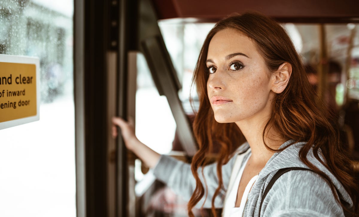 Femme dans un bus se rendant à son cours de portugais chez Berlitz France