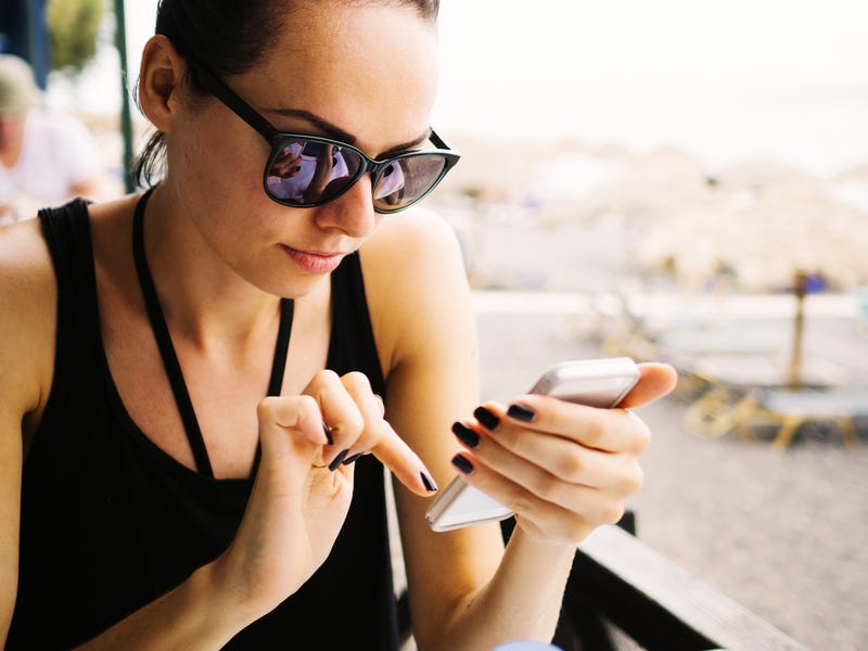 Femme au téléphone lisant l'alphabet italien et prononciation