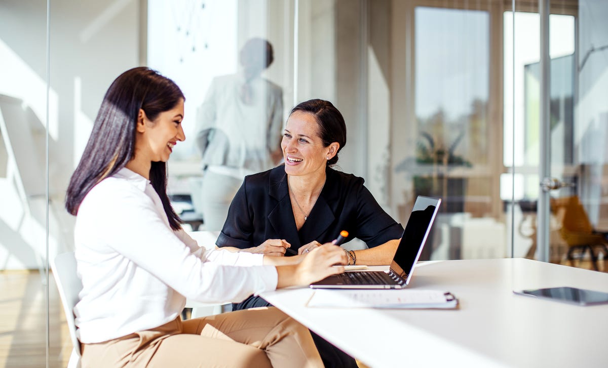 Un étudiant et un instructeur discutent devant un ordinateur portable tout en se préparant pour LILATE certification