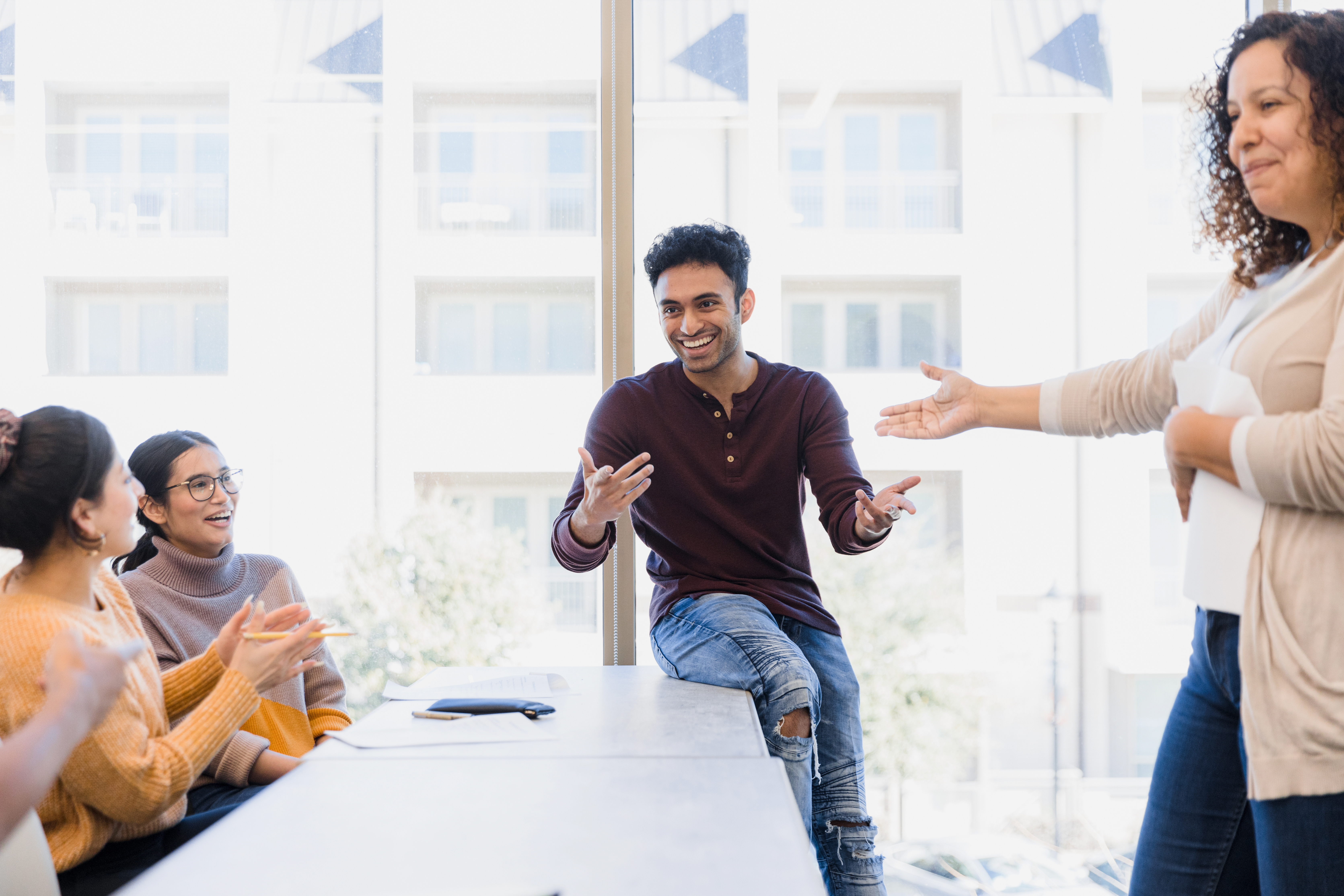 Des étudiants parlent entre eux dans leur langue cible lors d'un cours de langue avec Berlitz.