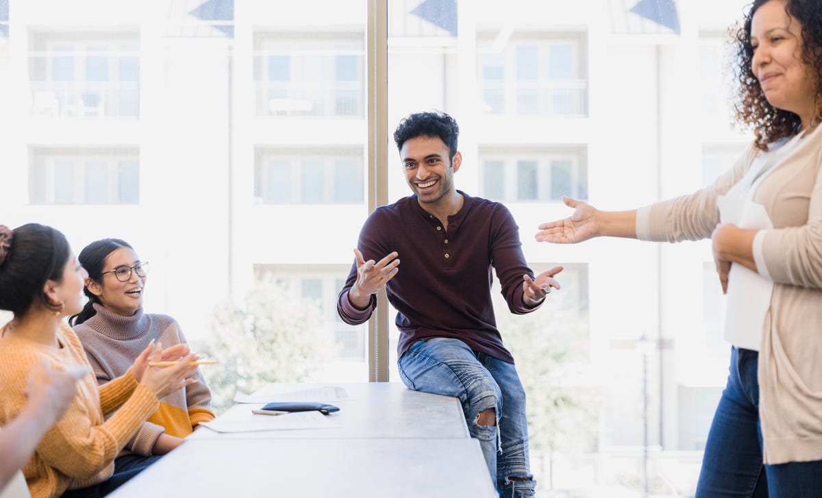 Des étudiants parlent entre eux dans leur langue cible lors d'un cours de langue avec Berlitz.