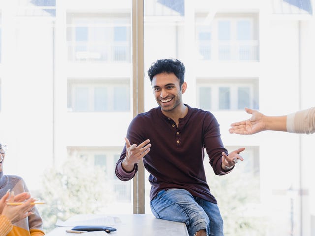 Des étudiants parlent entre eux dans leur langue cible lors d'un cours de langue avec Berlitz.