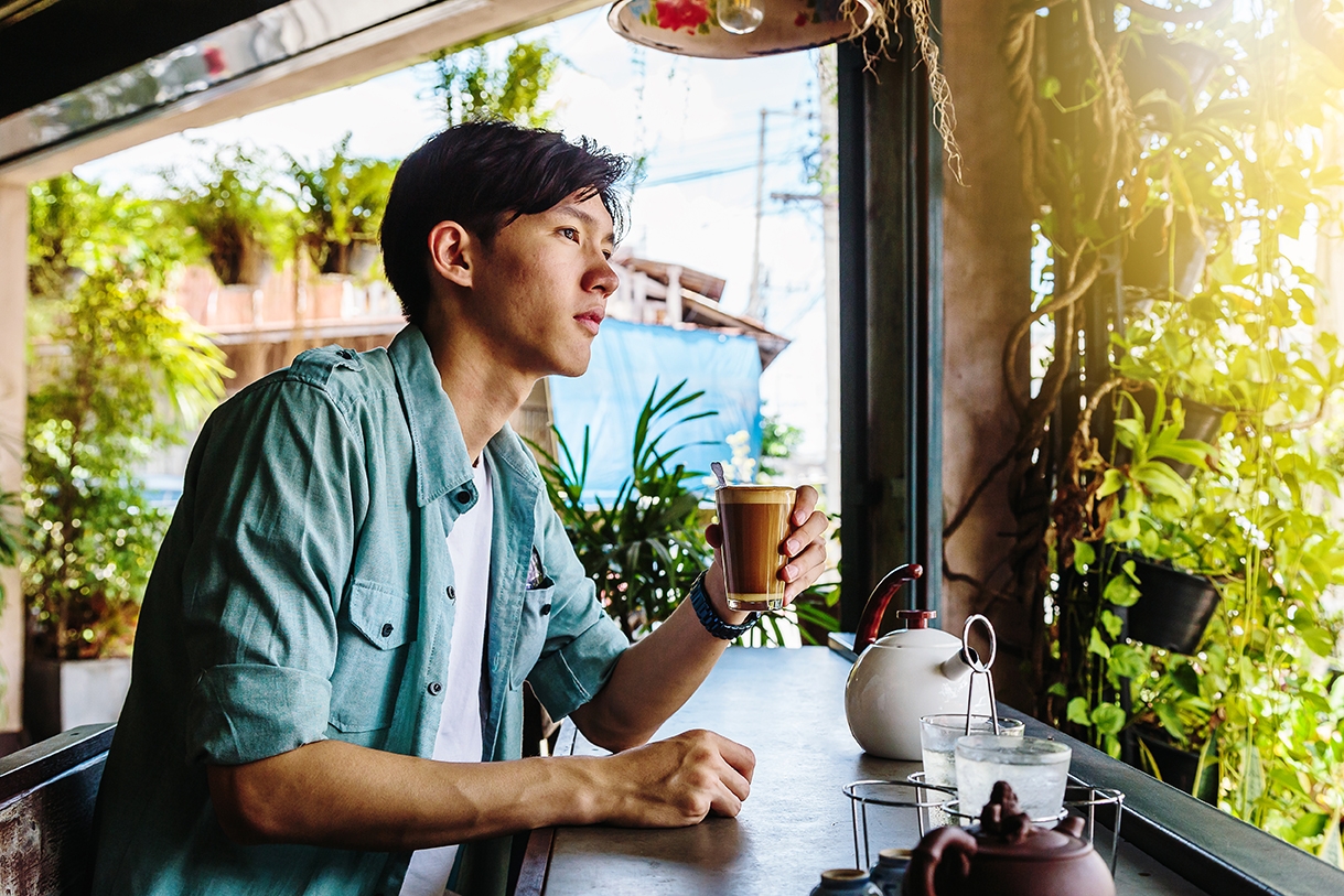 Man drinking coffee in a coffeeshop after his private English class with Berlitz France