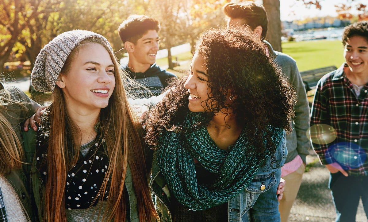 Groupe d'adolescents en train de discuter après leur cours de français pour adolescents avec Berlitz France.