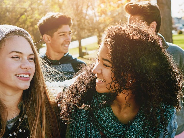 Groupe d'adolescents en train de discuter après leur cours de français pour adolescents avec Berlitz France.