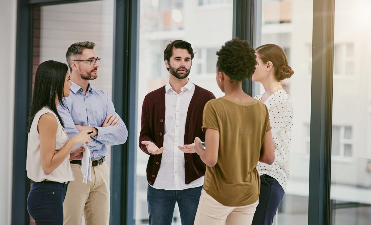 Students talking to each other in a hallway after their language class at Berlitz Lyon