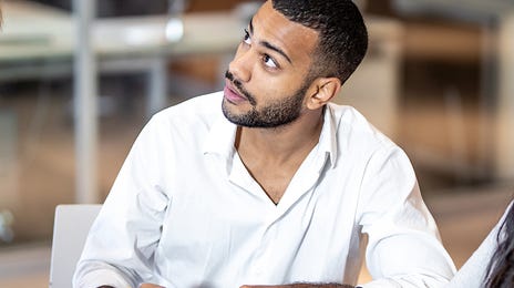 Homme écoutant son instructeur lors de son cours de préparation à test LILATE anglais avec Berlitz France