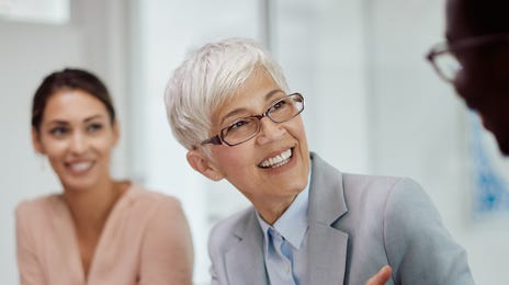 Un instructeur parle et sourit à son élève lors d'une discussion dans un formation interculturalité