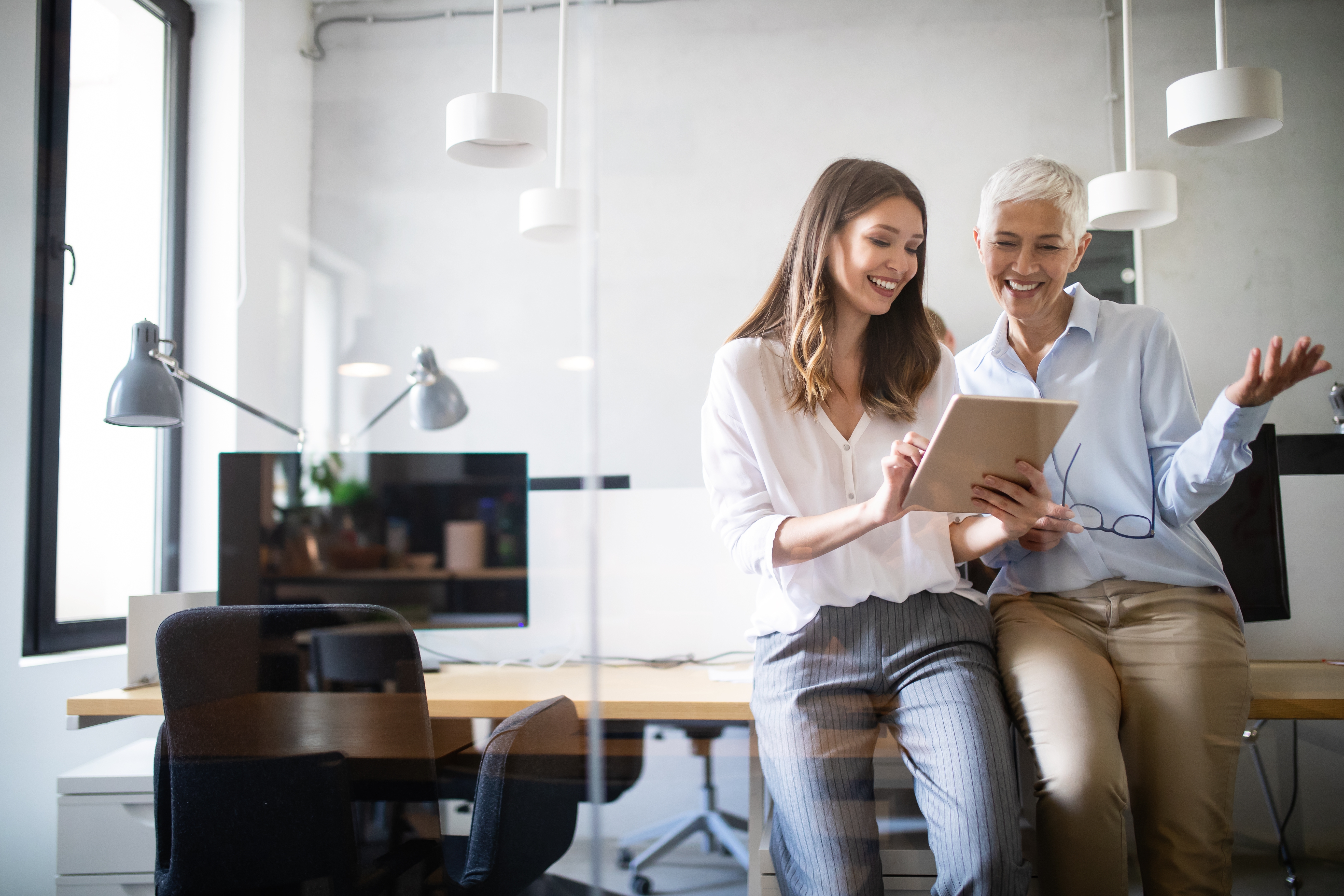 Formatrice montrant un document à son élève et lui souriant lors d'un communication interculturelle formation avec Berlitz France