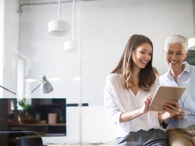 Formatrice montrant un document à son élève et lui souriant lors d'un communication interculturelle formation avec Berlitz France