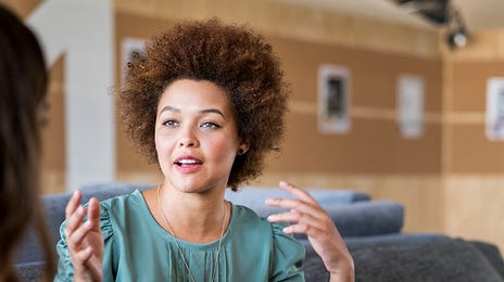 Femme préparant son test de compétences orales avec le cours de préparation LEVELTEL anglais de Berlitz