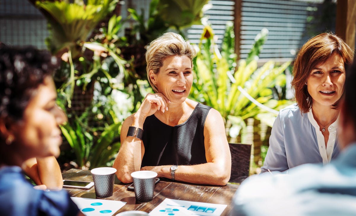 Des étudiants assis à l'extérieur en train de boire un café et de discuter après leur cours d'italien pour débutant avec Berlitz France.