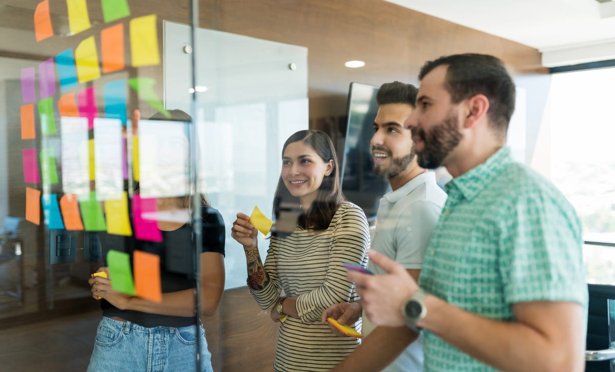 Des étudiants regardent ensemble des notes autocollantes pendant leur cours d'italien avec Berlitz France.