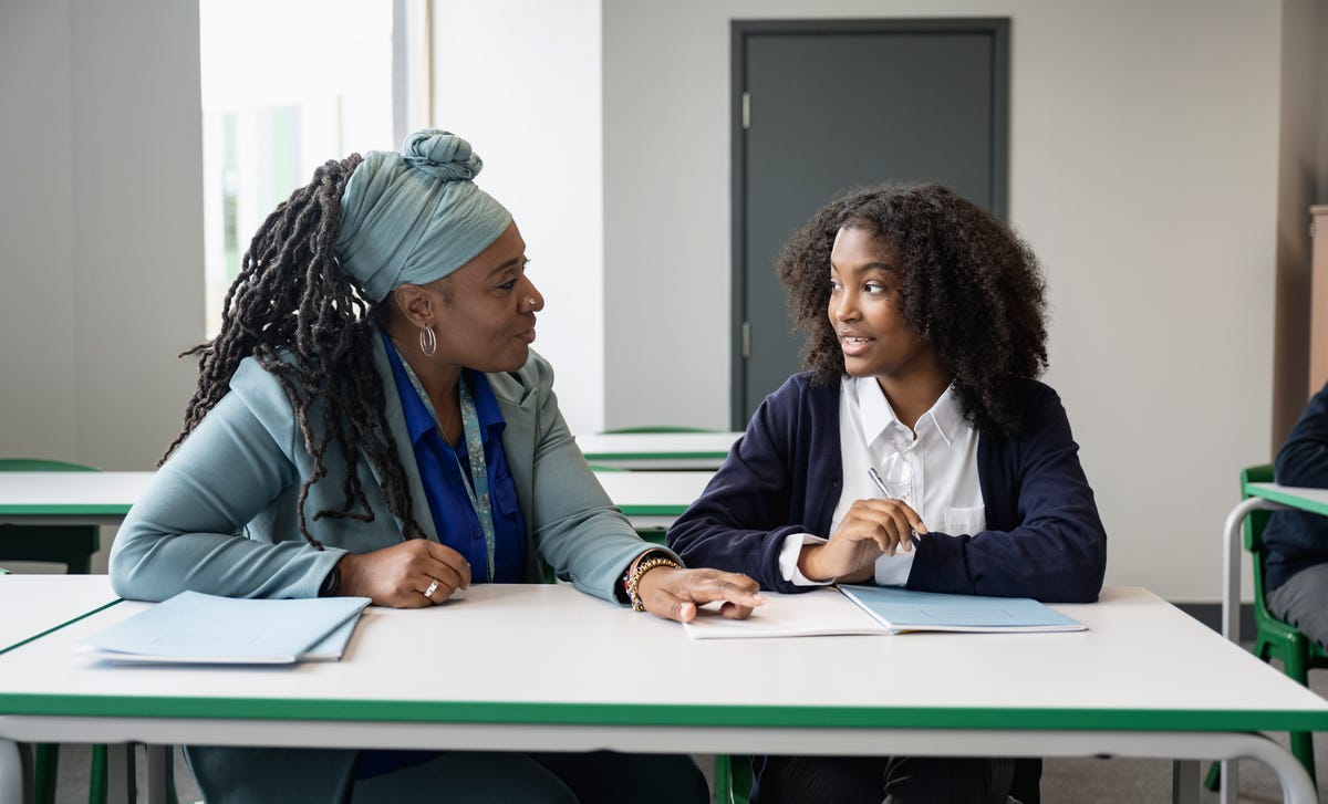 L'enseignante présente les niveaux de langue à son élève lors de leur première discussion