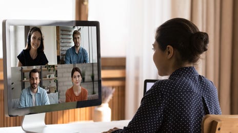 Femme devant un écran d'ordinateur participant à l'un de ses cours de langue en ligne pour apprendre une nouvelle langue.