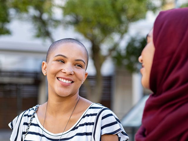 Une formatrice de langue maternelle parle à son amie des Berlitz jobs