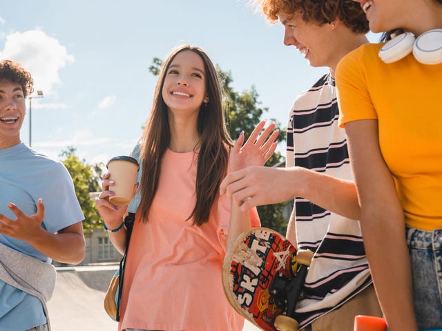 Groupe d'adolescents souriant et discutant entre eux sur le chemin de leur sejour linguistique ado avec Berlitz